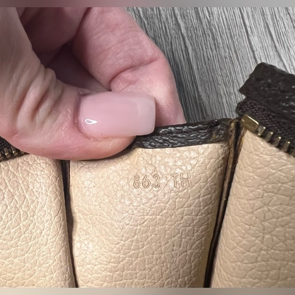 Louis Vuitton Monogram Poche Toilette 15 Cosmetic Pouch - Picture 13 of 13